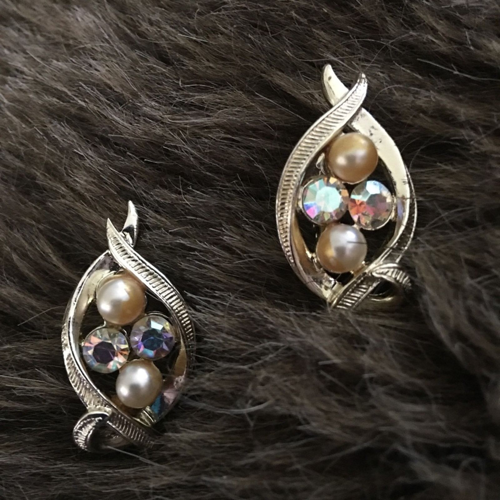 Vintage Vintage 60s Coro pearl & AB silver clip earrings Size ONE SIZE - 1 Thumbnail
