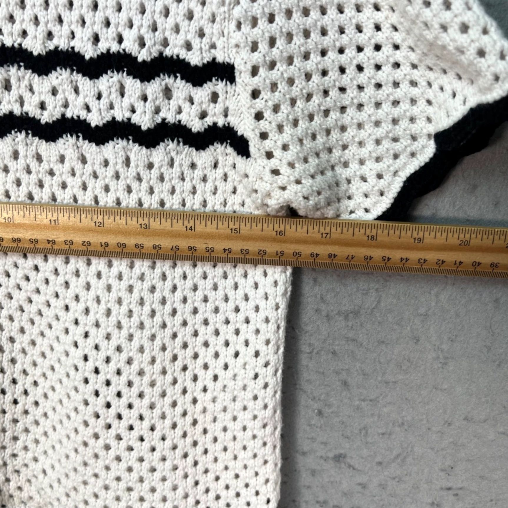 Abercrombie & Fitch Abercrombie & Fitch White Cropped Knit Cardigan Short Sleeve w/ Black Trim Small Womens XS? Size S / US 4 / IT 40 - 5 Thumbnail