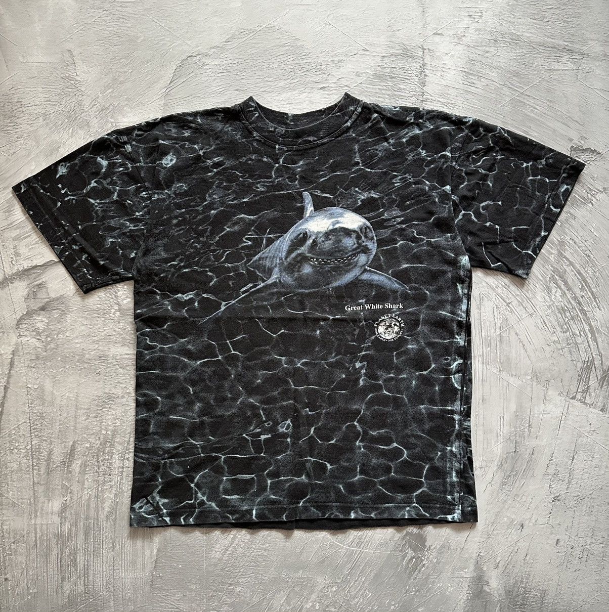 Vintage Vintage Planet Earth Great White Shark full print Tee Size US XL / EU 56 / 4 - 1 Thumbnail