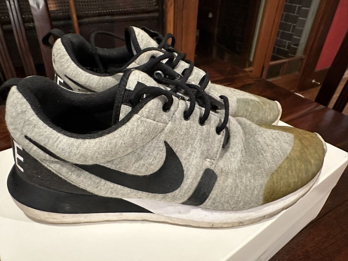 Nike Nike Roshe Run Size US 8 / EU 41 - 2 Thumbnail