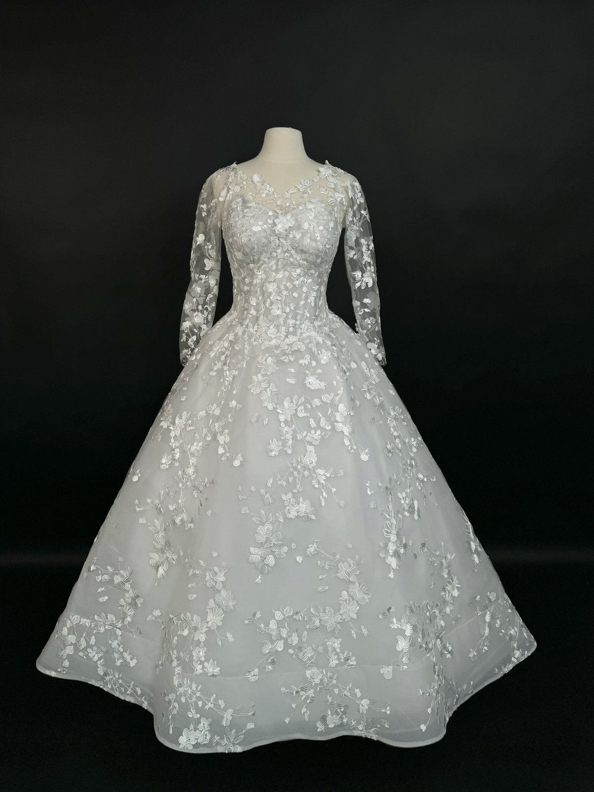 Other Preloved US 16-18 Anna Augusta Embroidered Lace Bridal Gown Size XXL / US 16-18 / IT 52-54 - 2 Thumbnail