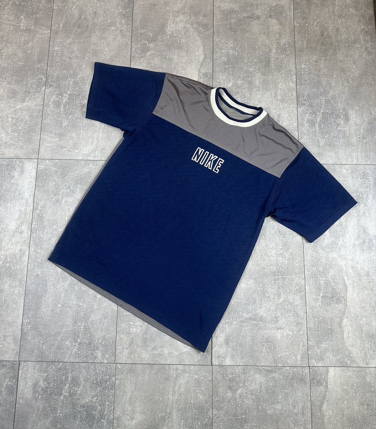 Nike Nike Vintage Rare Centr Swosh Tee Small Logo Size US L / EU 52-54 / 3 - 2 Thumbnail