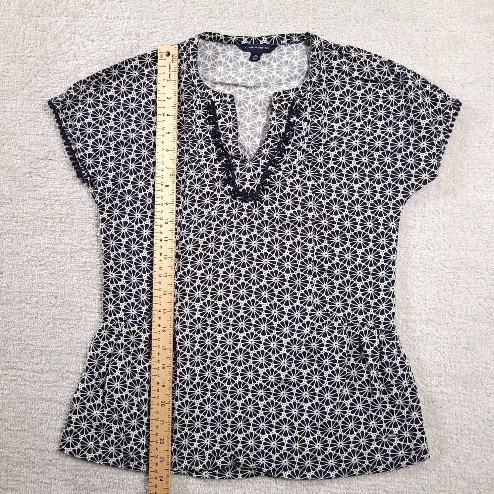 Tommy Hilfiger Tommy Hilfiger Top Womens Size XS Navy White V-Neckline Short Sleeve Floral Bead Size XS / US 0-2 / IT 36-38 - 6 Thumbnail