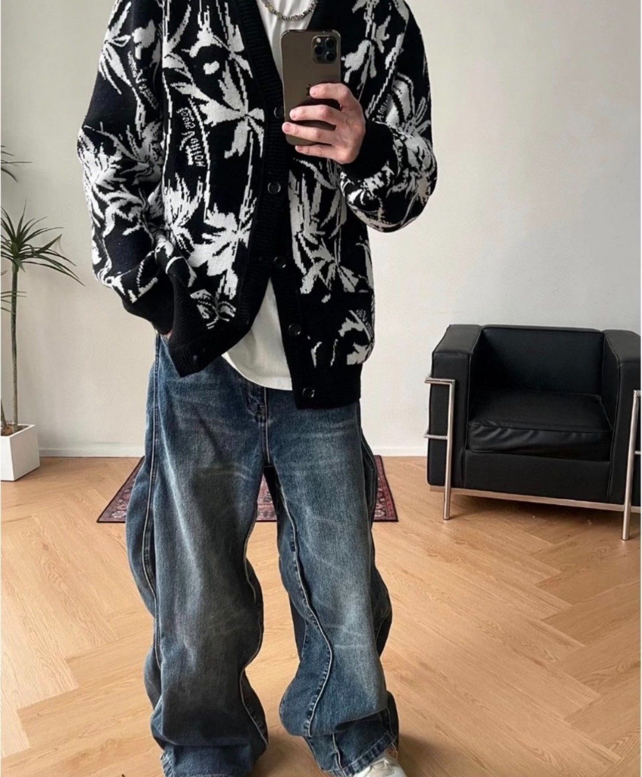 Louis Vuitton Louis Vuitton Black White Palm Tree Logo Cardigan Size US M / EU 48-50 / 2 - 7 Thumbnail