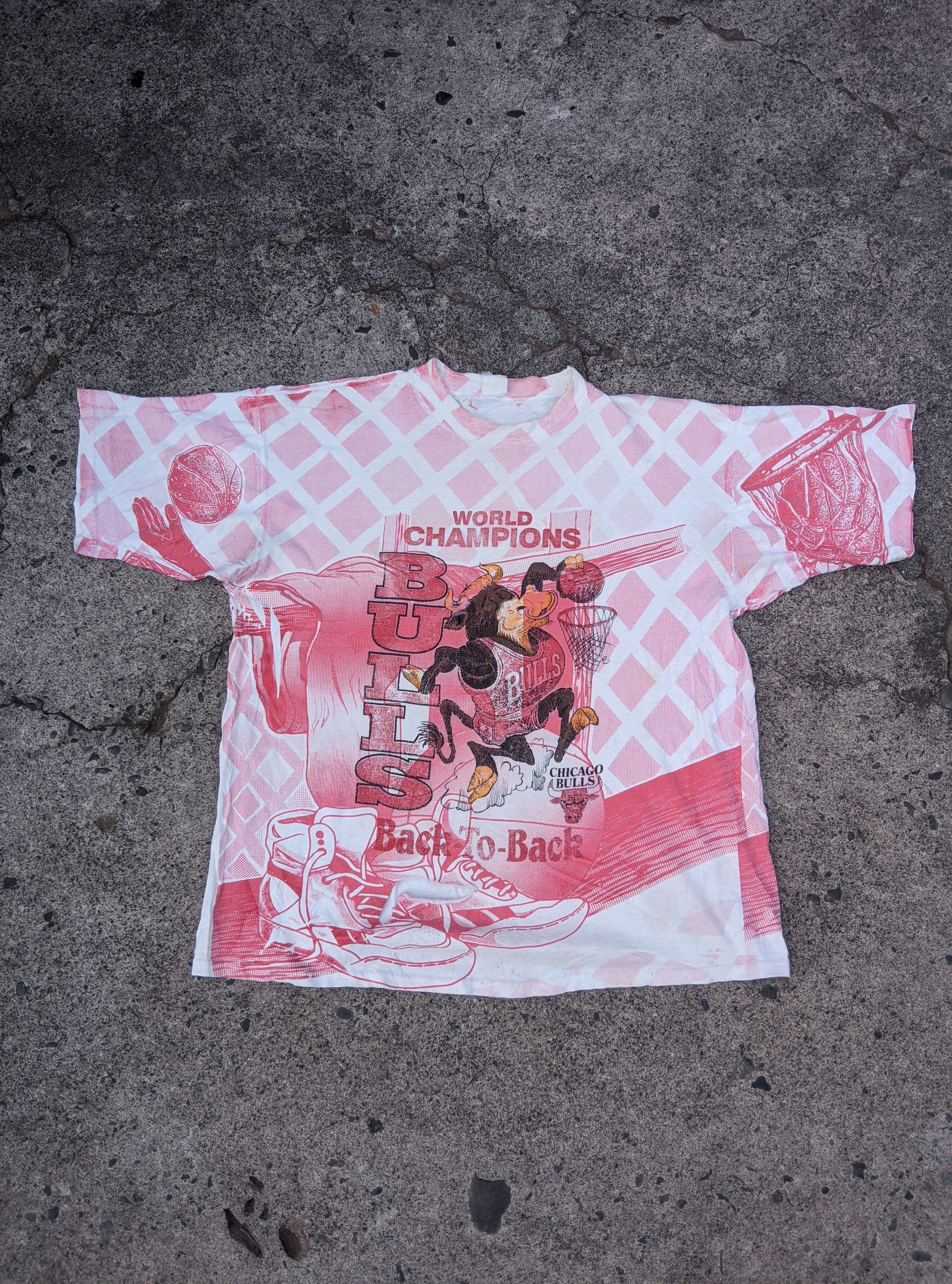 NBA × Vintage Vintage Chicago Bulls AOP back to back NBA tshirt Size US XL / EU 56 / 4 - 1 Thumbnail