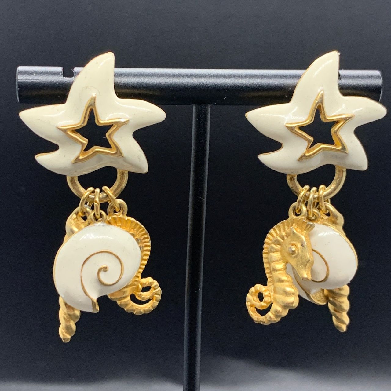 Other Signed Daria Shell Star White Enamel Gold Tone Earrings 2" Size ONE SIZE - 1 Thumbnail