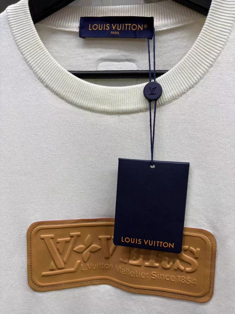 Louis Vuitton Louis Vuitton 25 white leather embossed short sleeves Size US L / EU 52-54 / 3 - 5 Thumbnail