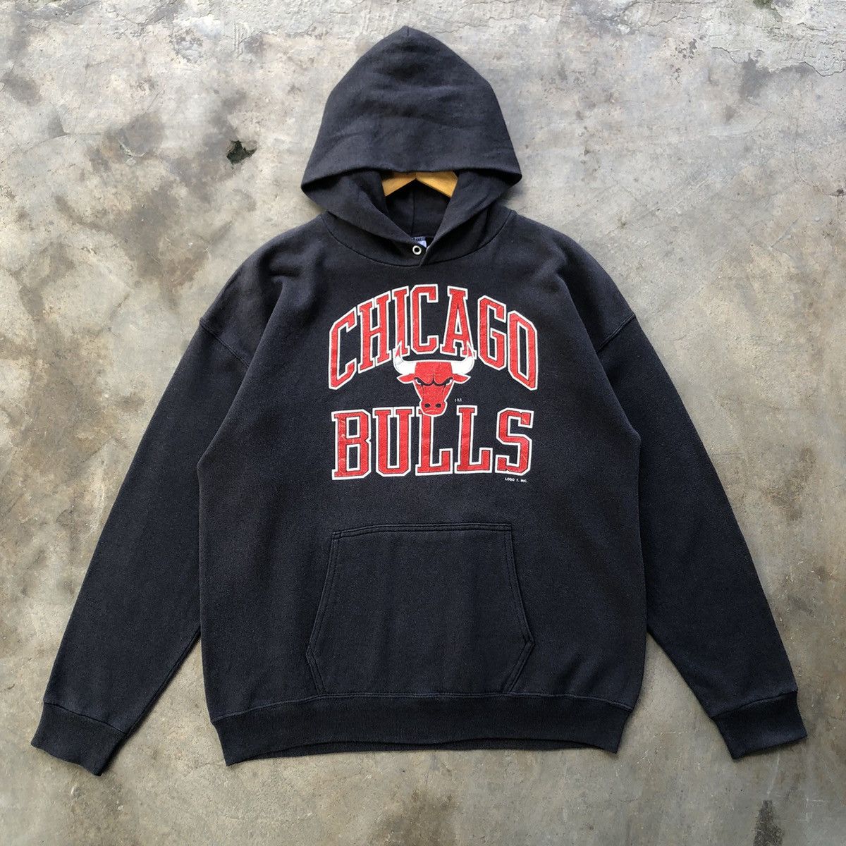 Vintage Vintage sunfaded CHICAGO BULLS big print hoodie Size US L / EU 52-54 / 3 - 1 Thumbnail