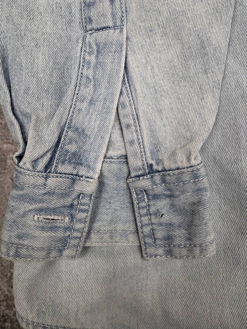 Levi's Vintage Clothing Vintage Levi's Women's Denim Shirt 90s Light Blue Size M Size M / US 6-8 / IT 42-44 - 9 Thumbnail