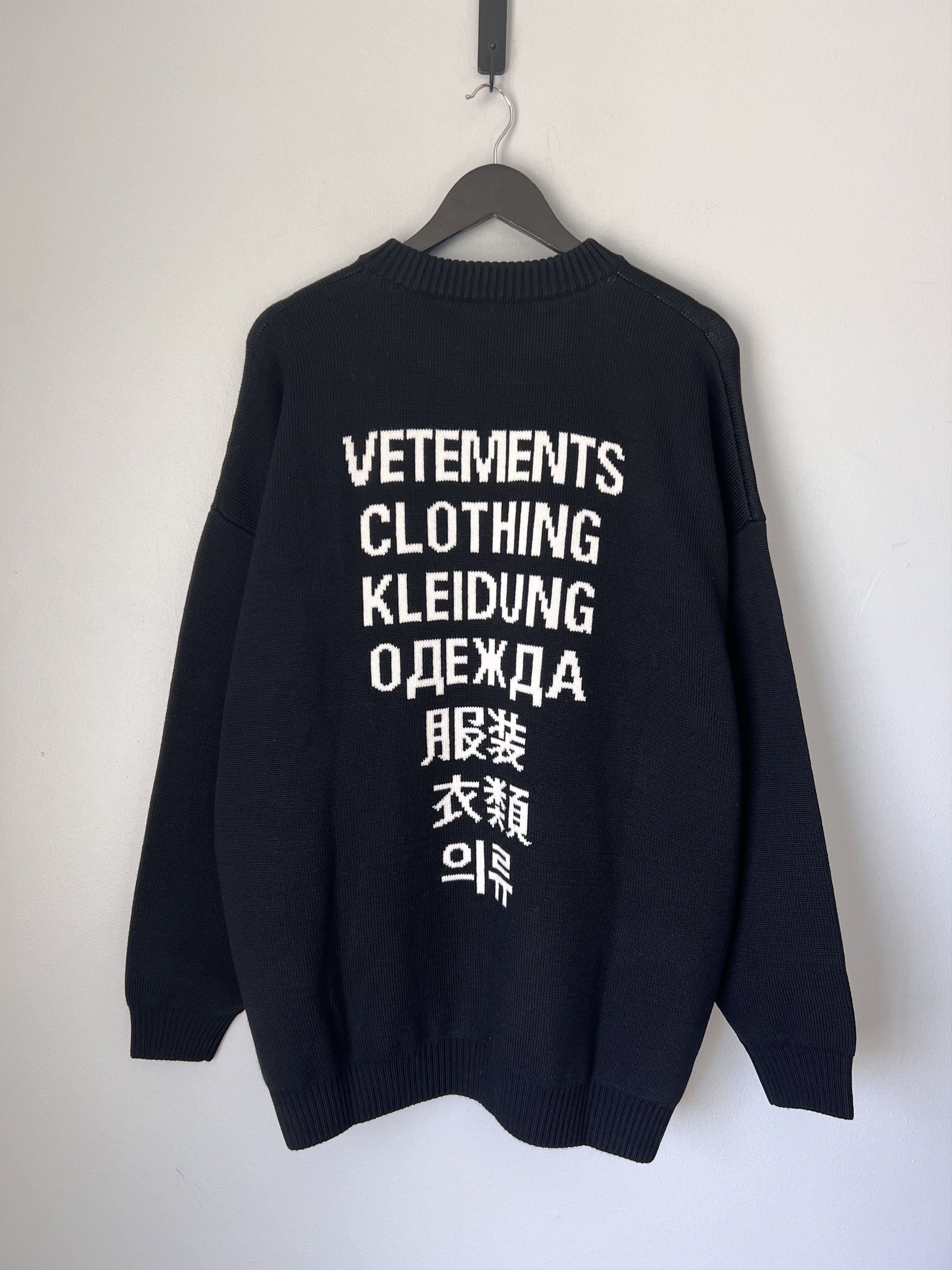 Vetements Vetements Translation Sweater in Black Size US L / EU 52-54 / 3 - 5 Thumbnail