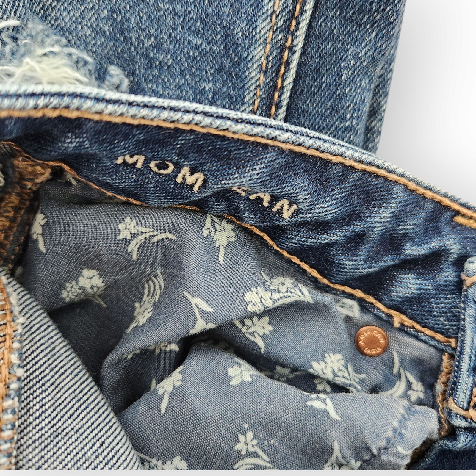 American Eagle Outfitters American Eagle High Waisted Ripped Mom Jeans 2 Size 26" / US 2 / IT 38 - 9 Thumbnail