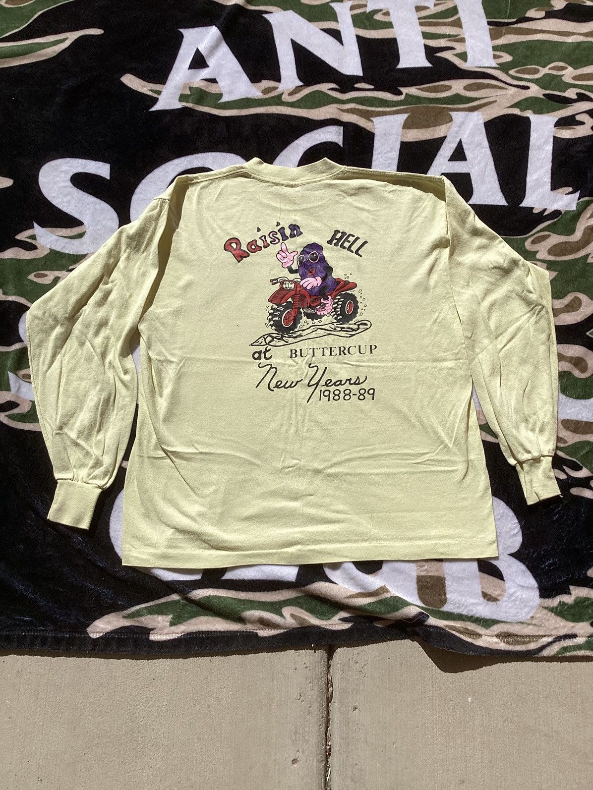 Other Vtg raisin hell at buttercup New Year’s 1980s racing/car Tee Size US M / EU 48-50 / 2 - 1 Thumbnail