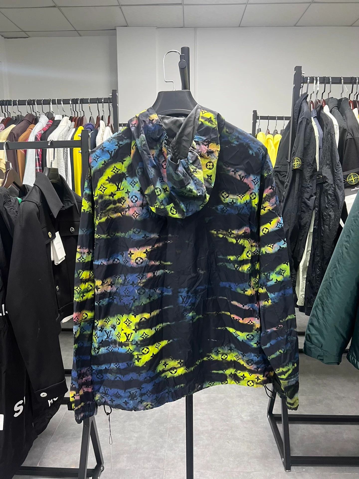 Louis Vuitton Louis Vuitton Tie-Dye All-Over Print Coat Size M / US 6-8 / IT 42-44 - 2 Thumbnail