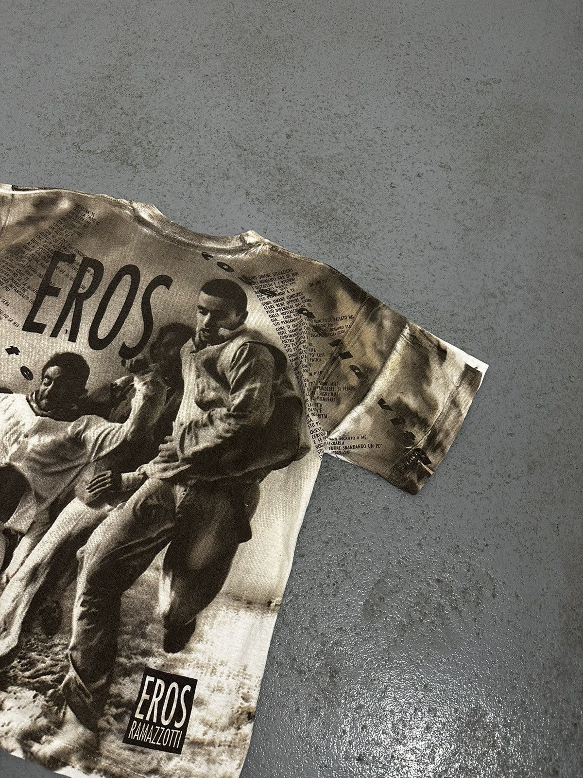 Band Tees Vintage 90s Eros Ramazzotti Overprinted T-Shirt Size US XXL / EU 58 / 5 - 11 Thumbnail