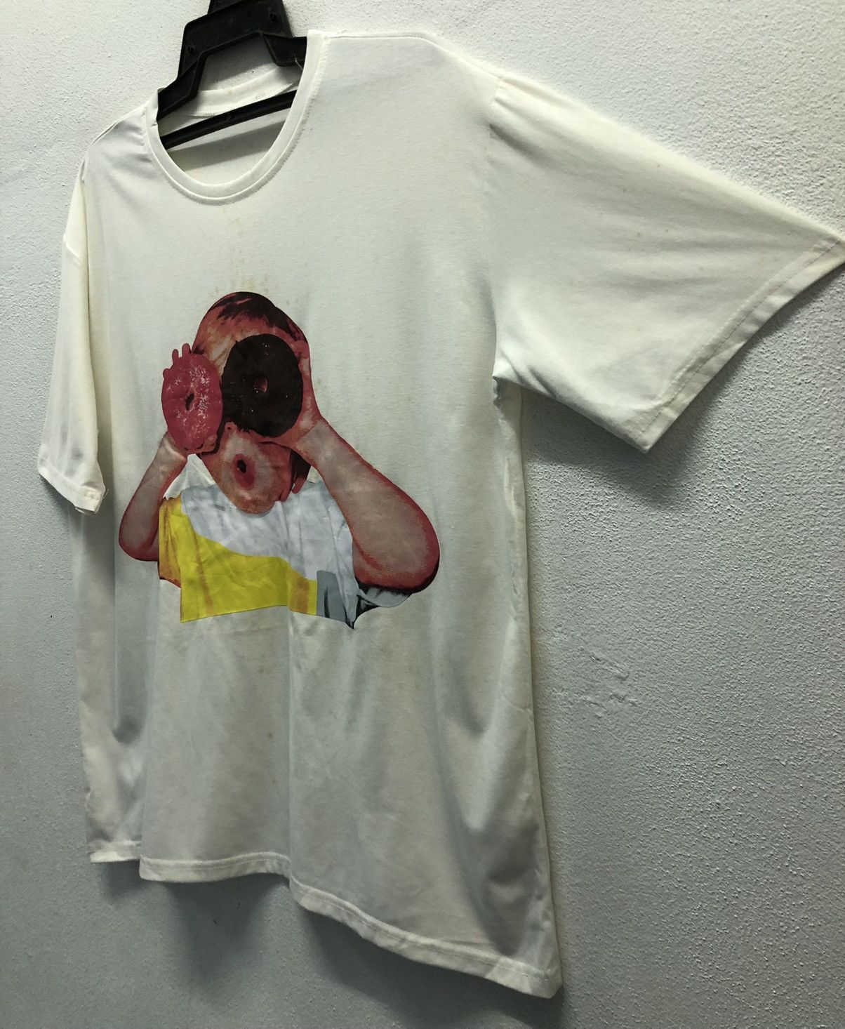 Vintage Vintage Art In Colours Child Holding Two Donuts T-Shirt Size US XL / EU 56 / 4 - 5 Thumbnail