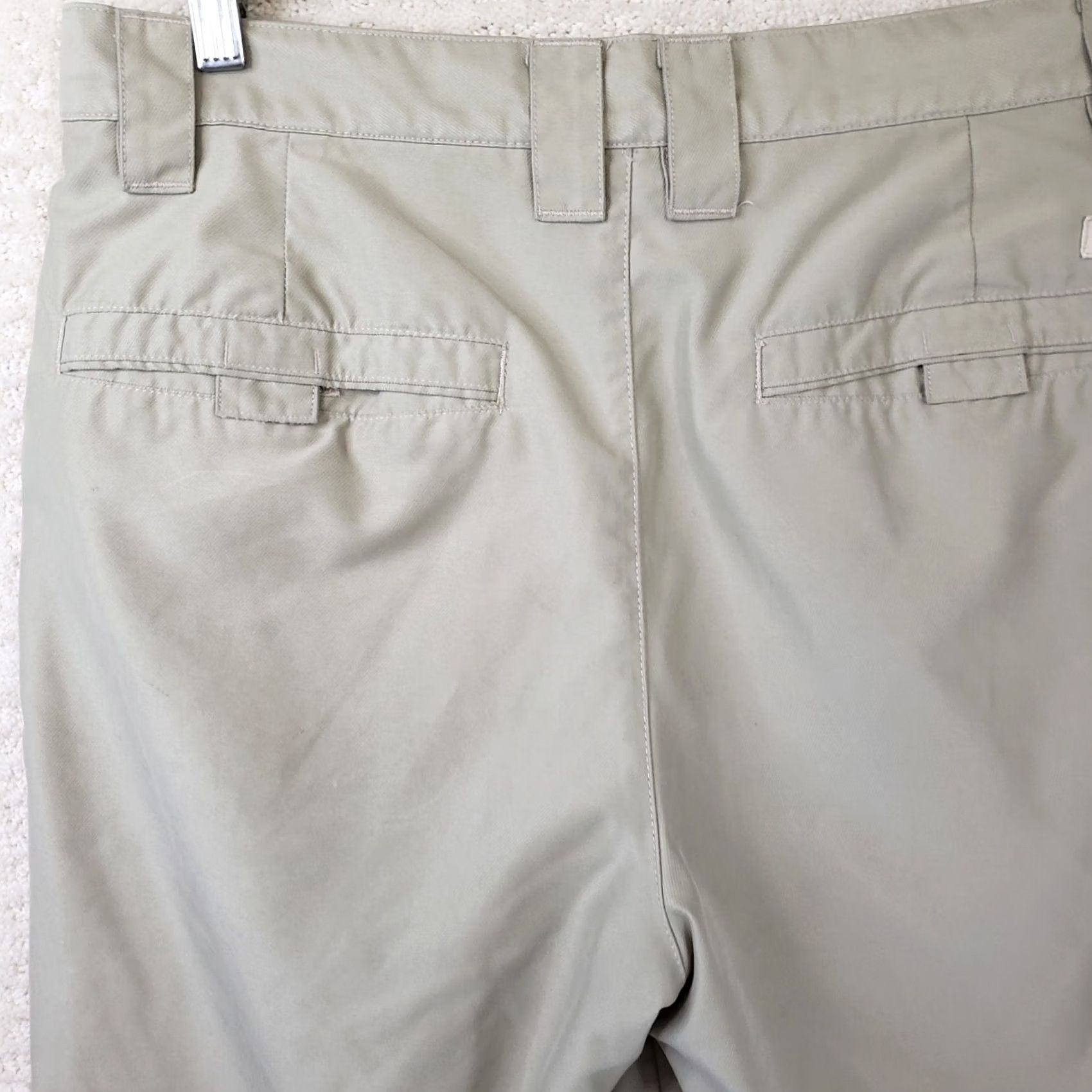 Vintage Columbia Men's Beige Shorts Bermuda 32x10 Cargo Pocket Zipper Flat Front Lightweight Breathable Polyester Short Inseam 10" Casual Outdoor Sports Logo Size US 32 / EU 48 - 5 Thumbnail