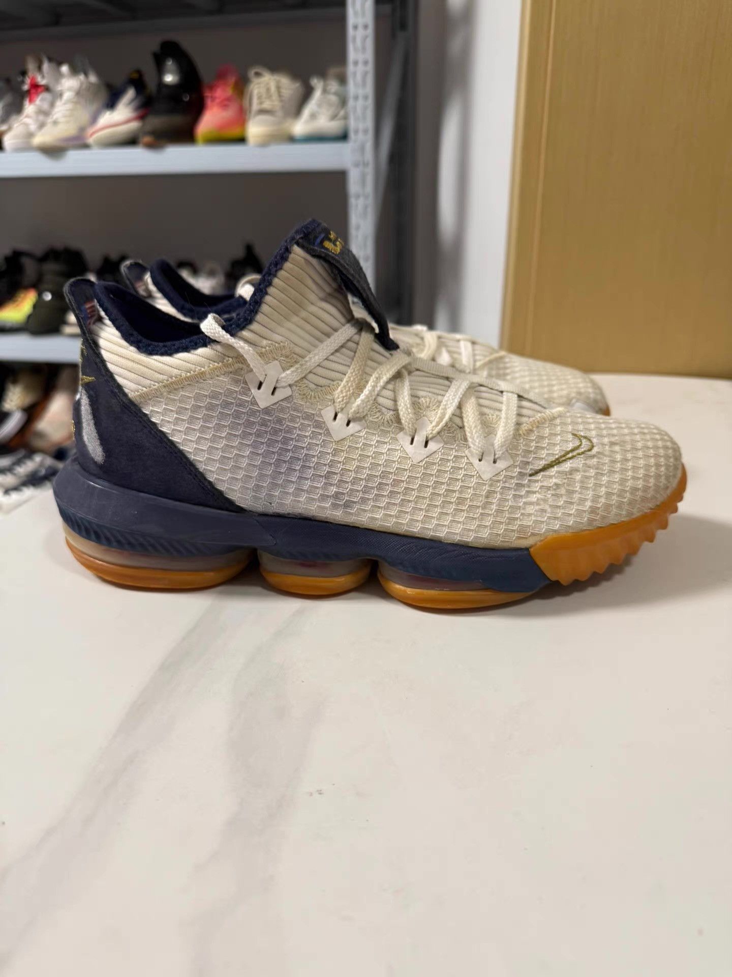 Nike Nike Zoom LeBron 16, cushioning and responsive Q10 Size US 10 / EU 43 - 1 Thumbnail