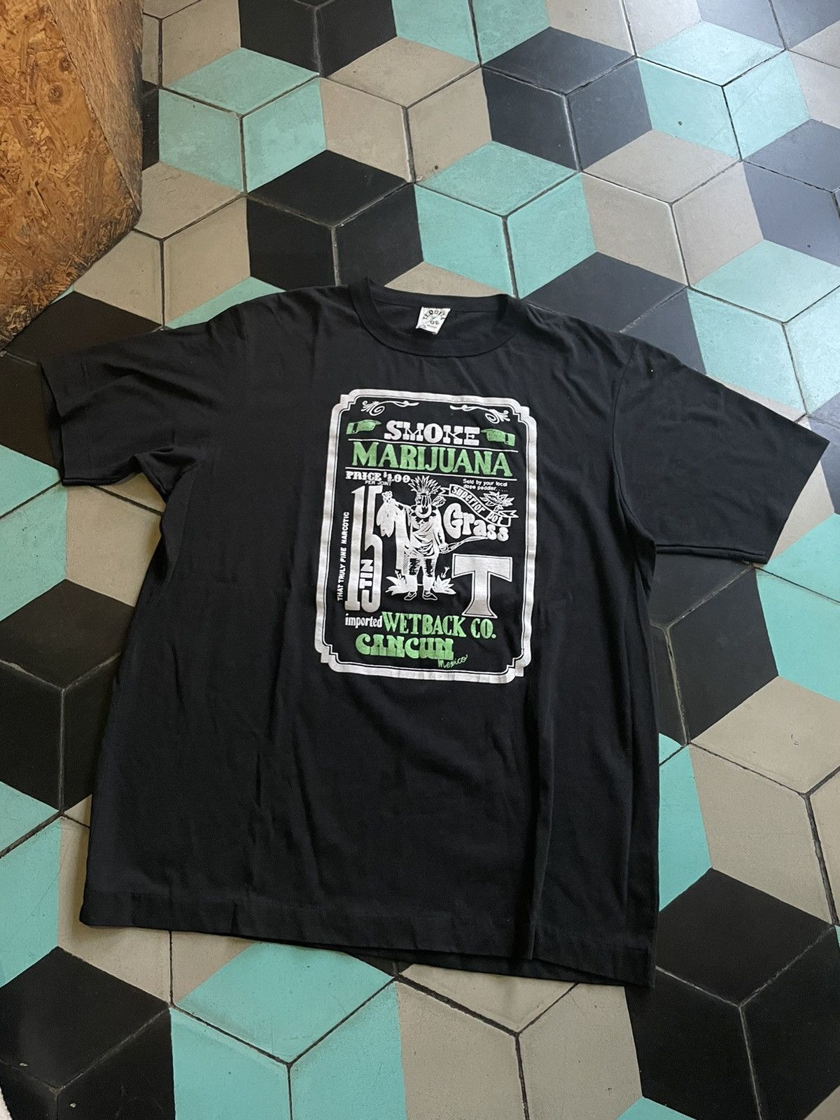 Vintage Marijuana t shirt single stitch Cancun Mexico Size US L / EU 52-54 / 3 - 1 Thumbnail