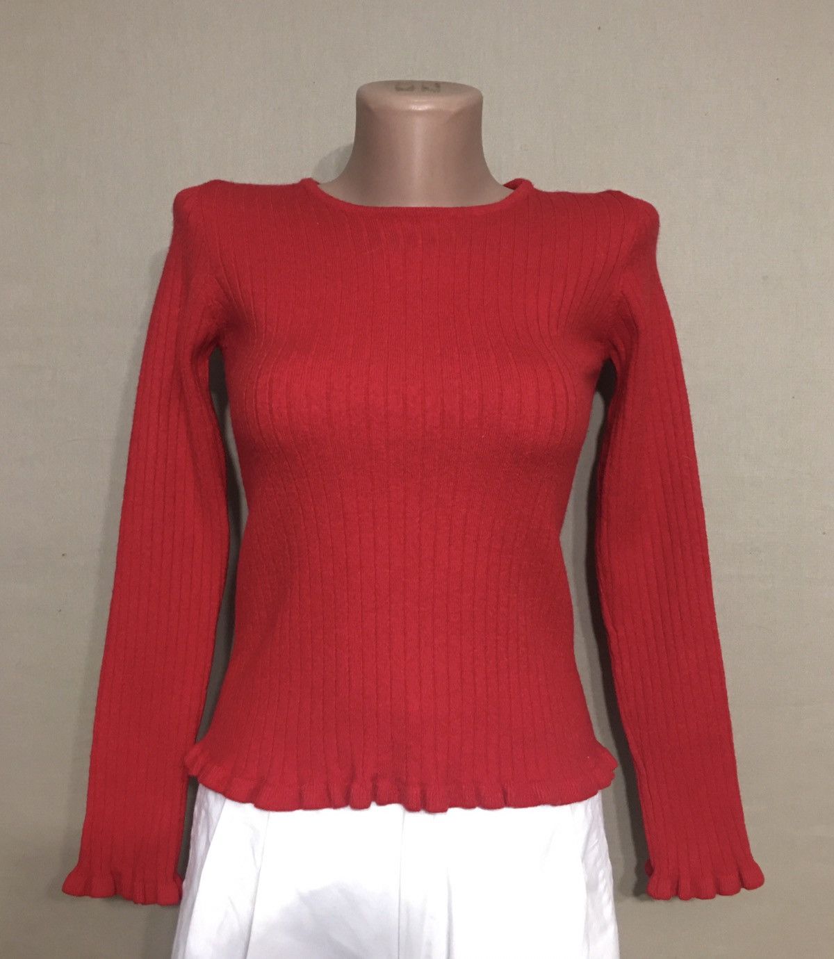 Valentino × Vintage Vintage Valentino Ruffled Ribbed Red Wool Sweater Size XS / US 0-2 / IT 36-38 - 1 Thumbnail
