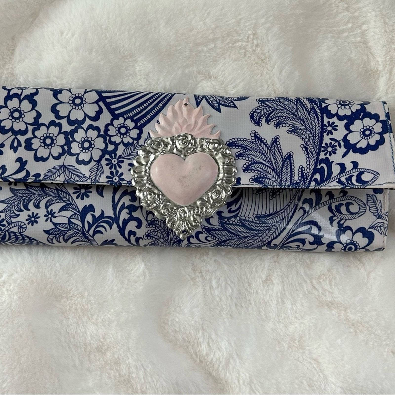 & Other Stories Women’s blue and white vinyl clutch with pink tin heart Size ONE SIZE - 1 Thumbnail