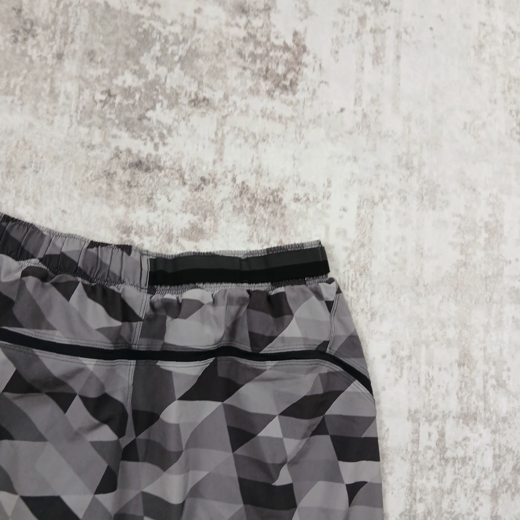 Lululemon Lululemon Lined Shorts Mens Large Gray Geometric Sports Activewear Athletic Pockets Elastic Waist 7in Inseam Mens Size US 33 - 3 Thumbnail