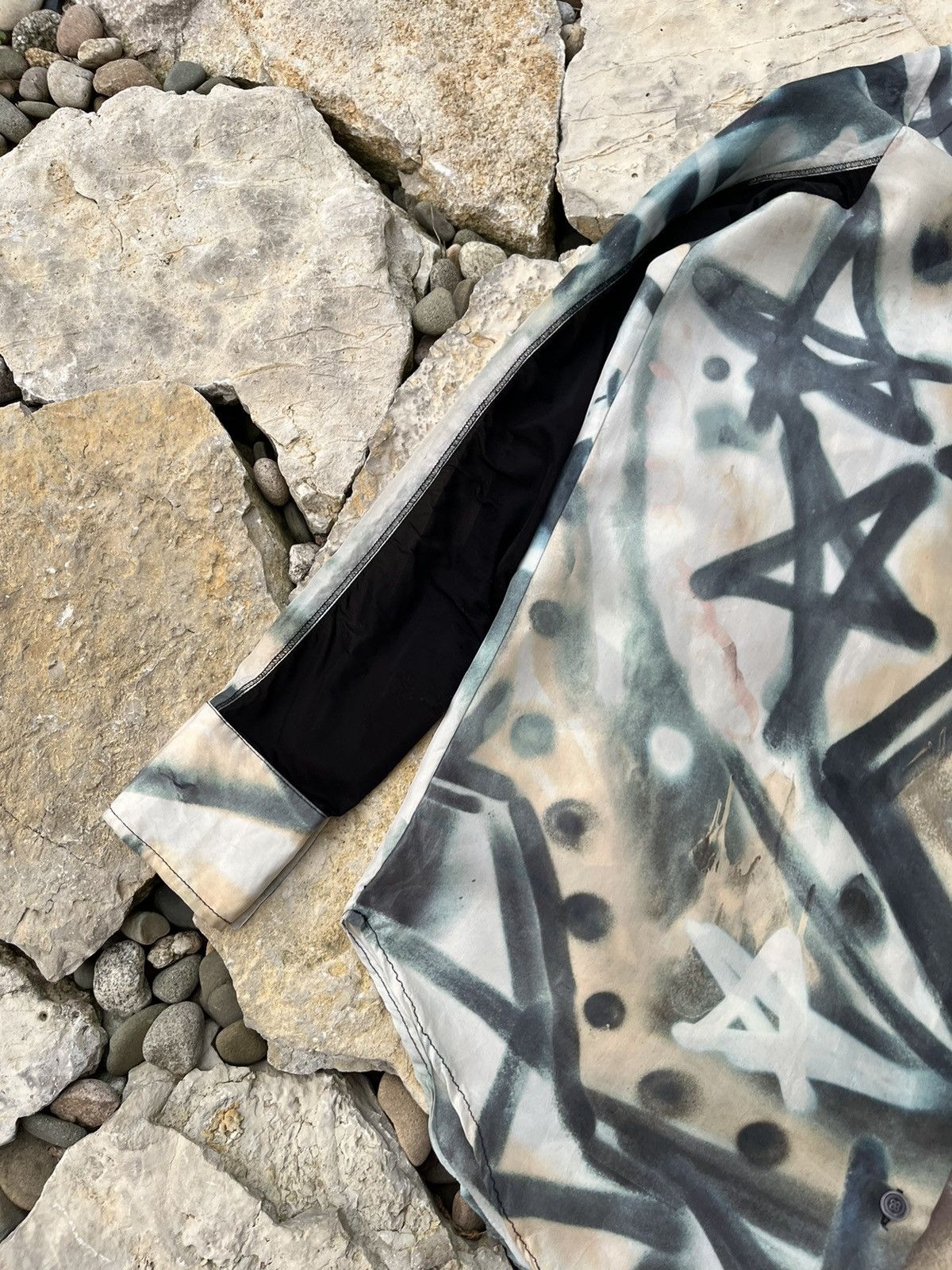 Acne Studios × Vintage Vintage Acne Studios AW10 silk shirt grafiti star full print Size XS / US 0-2 / IT 36-38 - 11 Thumbnail