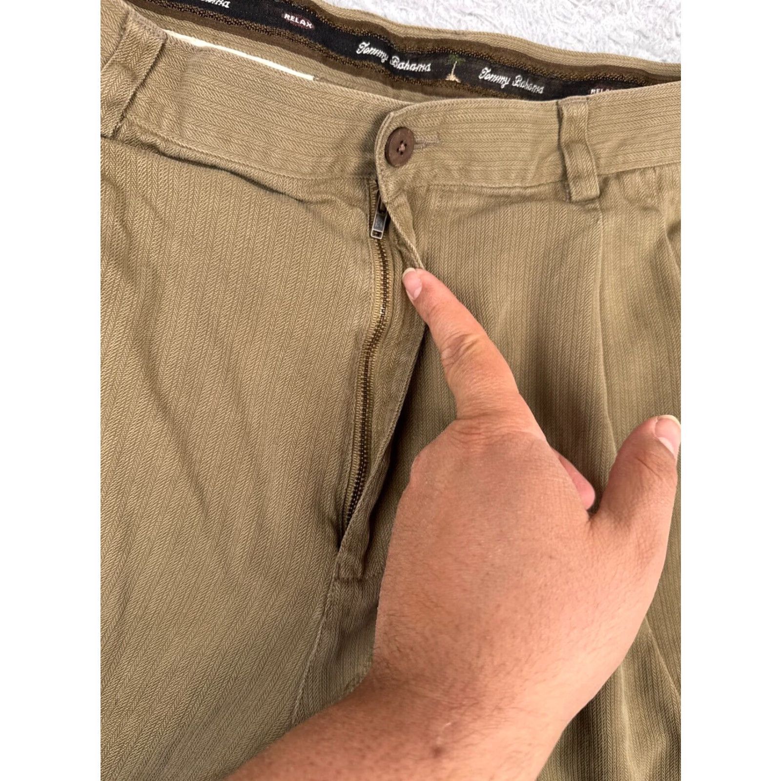 Tommy Bahama Tommy Bahama Shorts Men Bermuda 35 Brown Silk Pleated 100% Silk Beach Vacation 34x8 Bermuda Shorts Mens Size US 35 - 6 Thumbnail