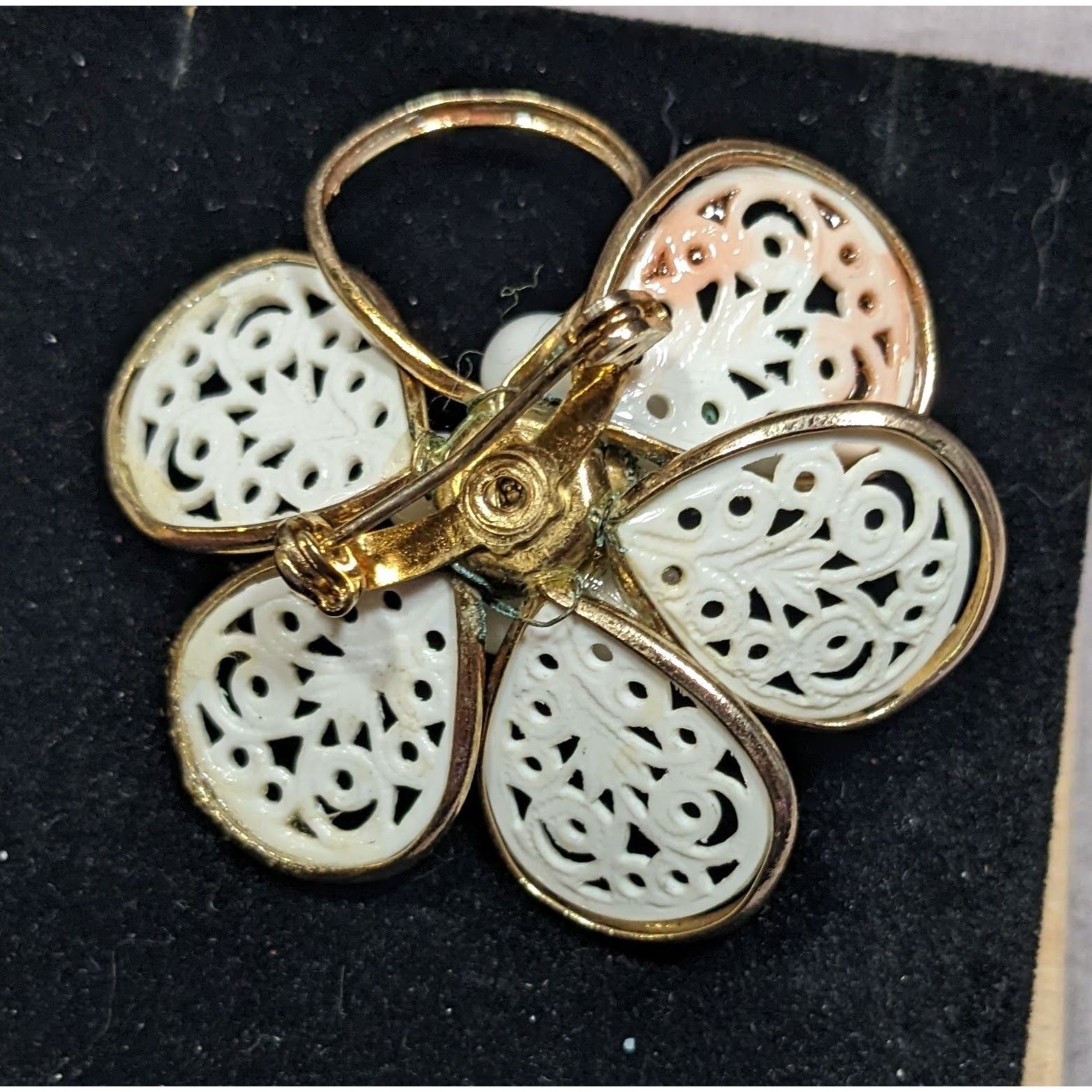 Other Vintage Floral Filigree White And Gold Tone Brooch Size ONE SIZE - 5 Thumbnail