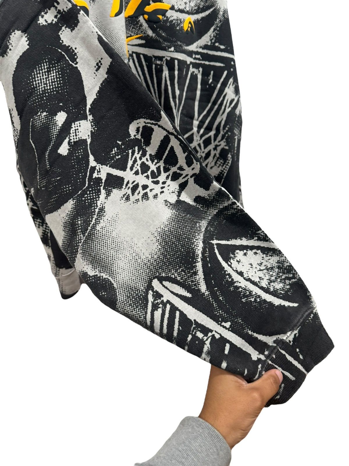 Cactus Plant Flea Market × Nike Cactus Plant Flea Market x Nike Hoops Crewneck Light Bone Size US XL / EU 56 / 4 - 4 Thumbnail