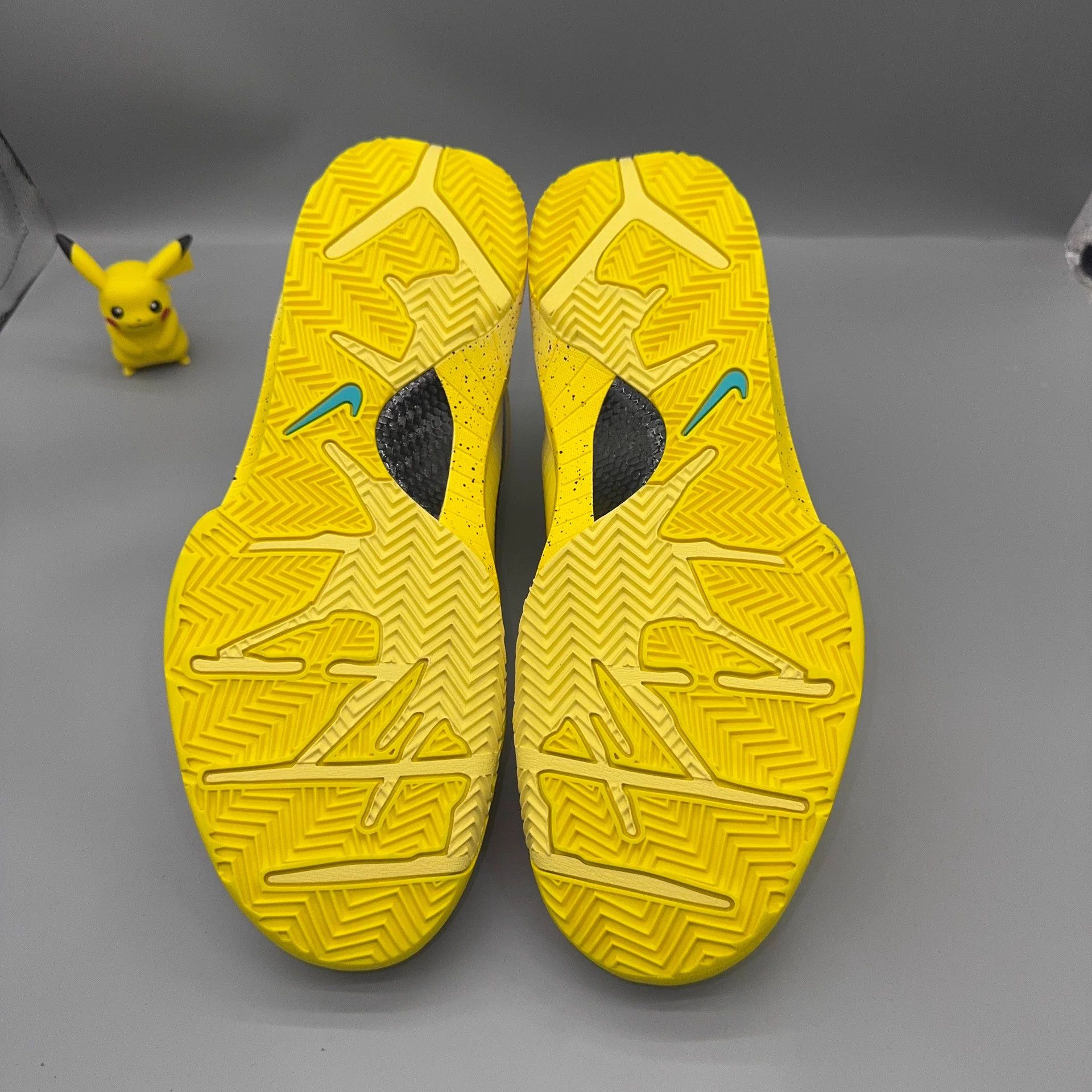 Nike Nike Kobe 4 Yellow Size 44.5 Size US 10.5 / EU 43-44 - 4 Thumbnail