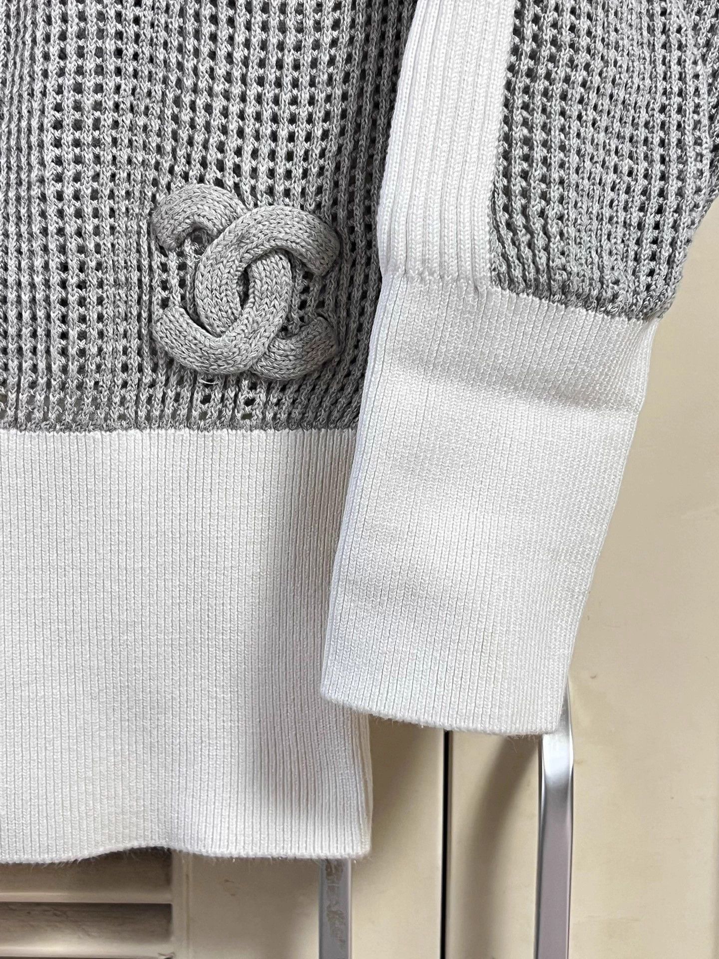 Chanel Chanel Gray White Colorblock CC Logo Knit Sweater 34 Size XS / US 0-2 / IT 36-38 - 5 Thumbnail