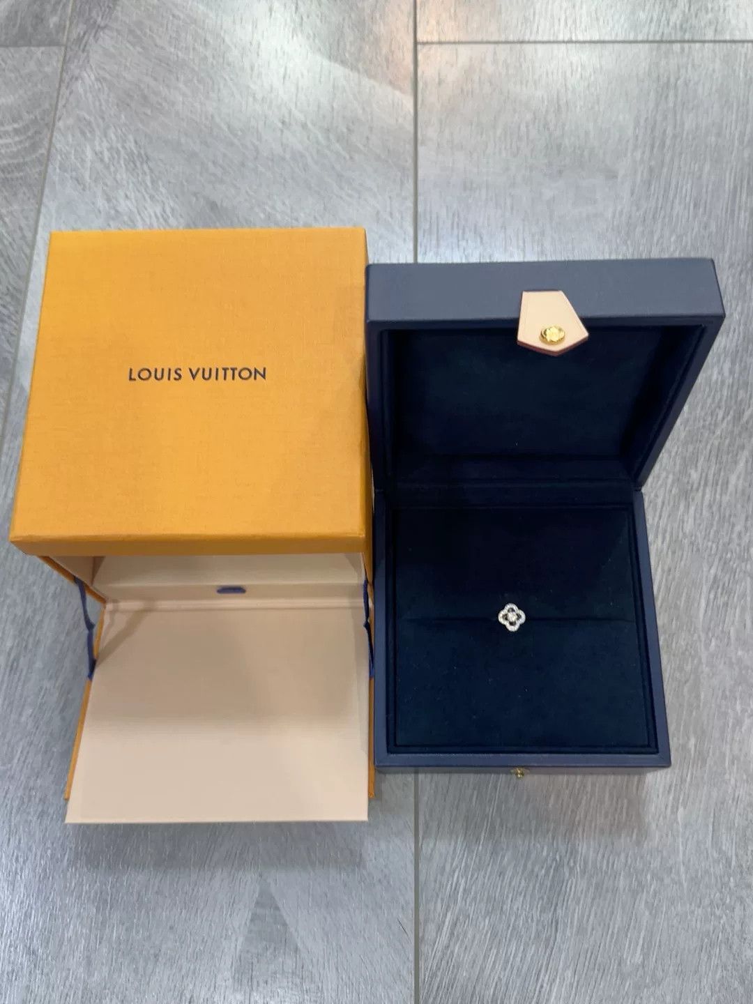 Louis Vuitton Louis Vuitton Clover Flower Diamond Ring Size ONE SIZE - 1 Thumbnail