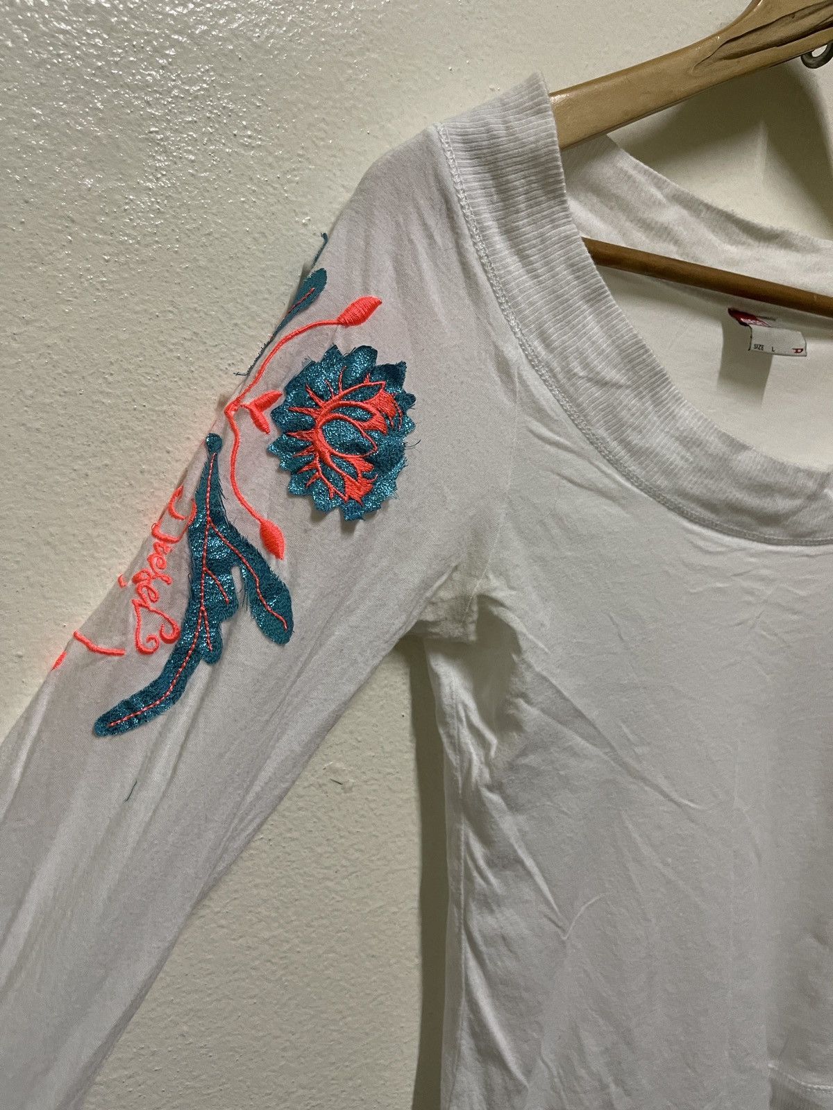 Diesel × Vintage Diesel Embroidery Flower Patches T Shirt Size L / US 10 / IT 46 - 2 Thumbnail