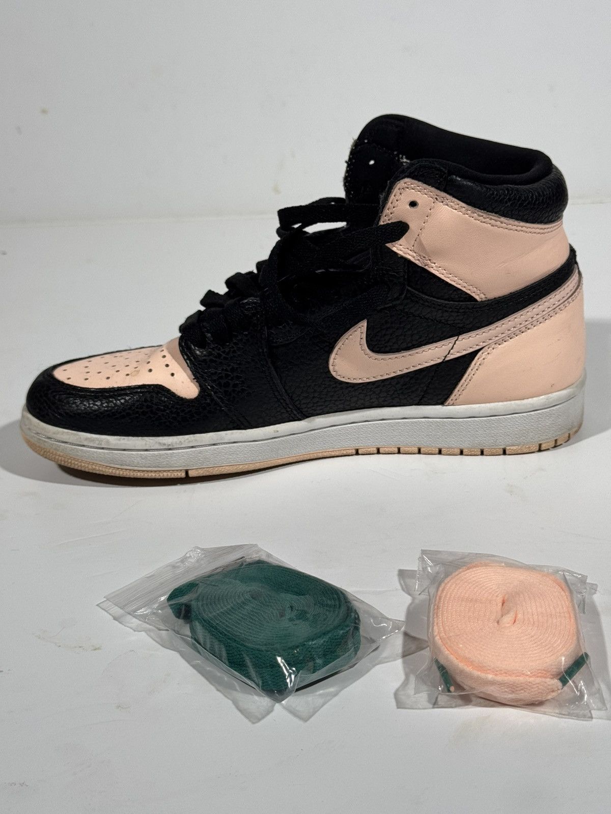 Jordan Brand × Nike Jordan 1 Retro High Black Crimson Tint Size US 8 / EU 41 - 9 Thumbnail