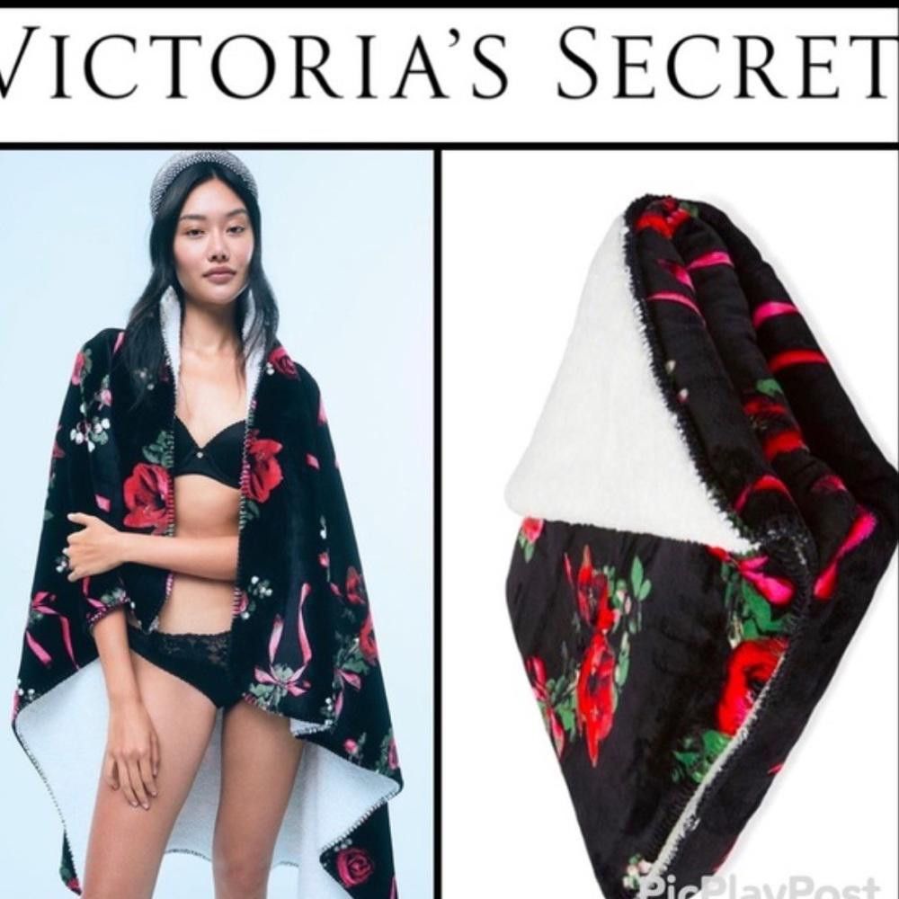 Designer Victoria’s Secret l Plush Fleece Floral Blanket Size ONE SIZE - 1 Thumbnail