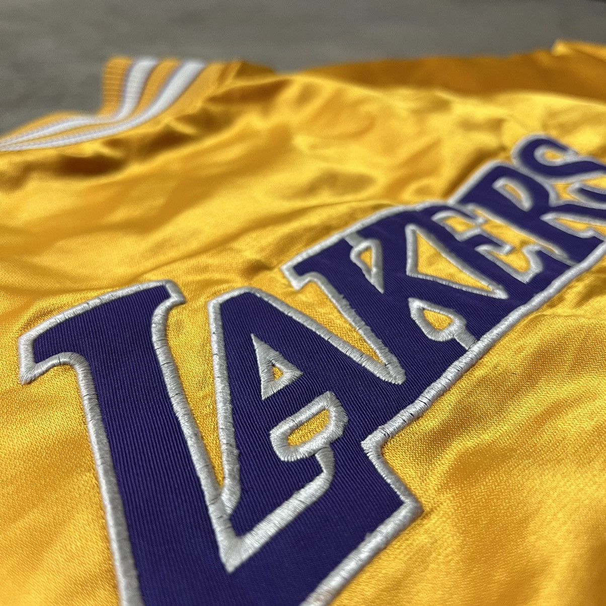 NBA × Vintage Vintage 2000’s NBA Los Angeles Lakers Team Nike Satin Jacket Size US L / EU 52-54 / 3 - 8 Thumbnail