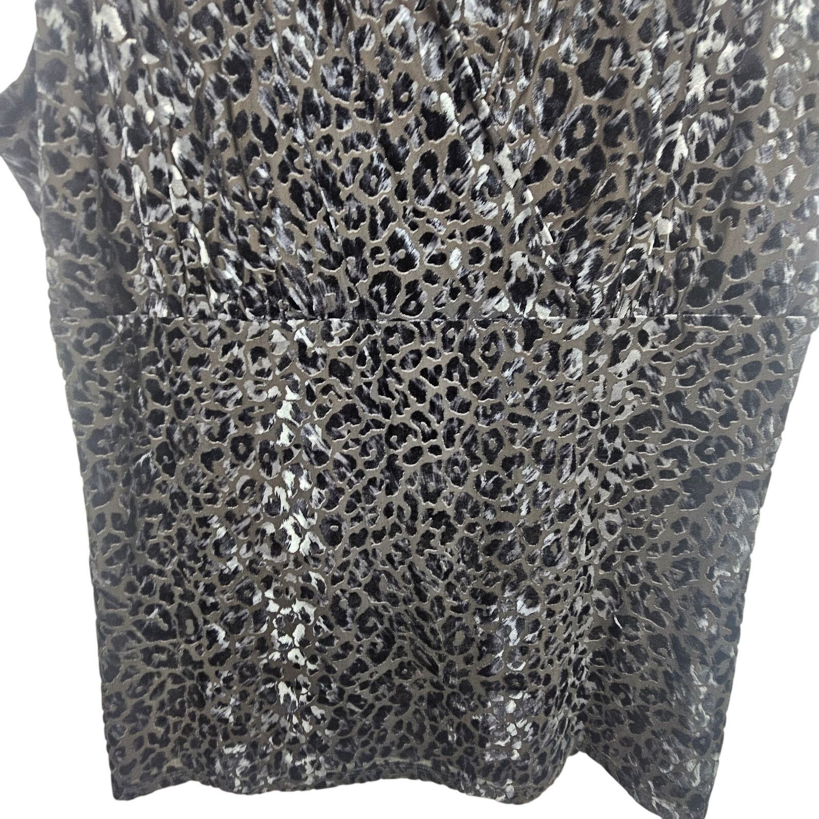 White House Black Market White House Black Market Womens Velvet Burnout Surplice Top Size L / US 10 / IT 46 - 3 Thumbnail