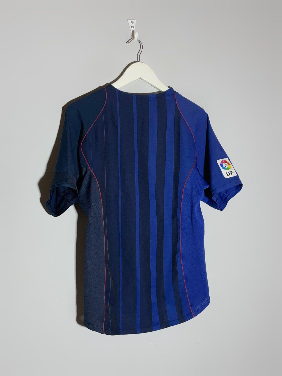 Nike Barcelona FC Nike 2004/05 Away Y2k Vintage Football Shirt Size US S / EU 44-46 / 1 - 6 Thumbnail