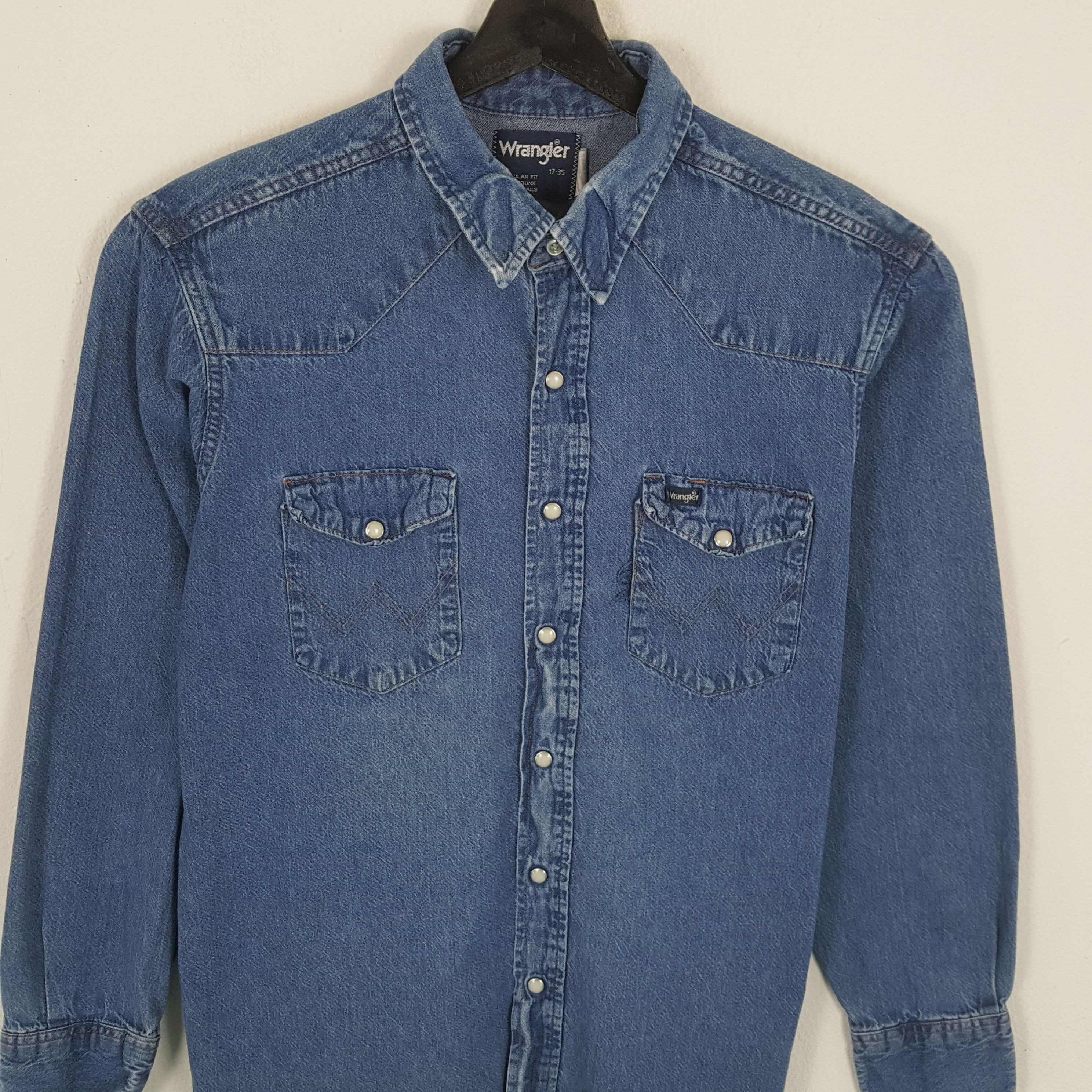 Vintage × Wrangler WRANGLER Double Pocket Casual Style Denim Shirt Size US XL / EU 56 / 4 - 2 Thumbnail