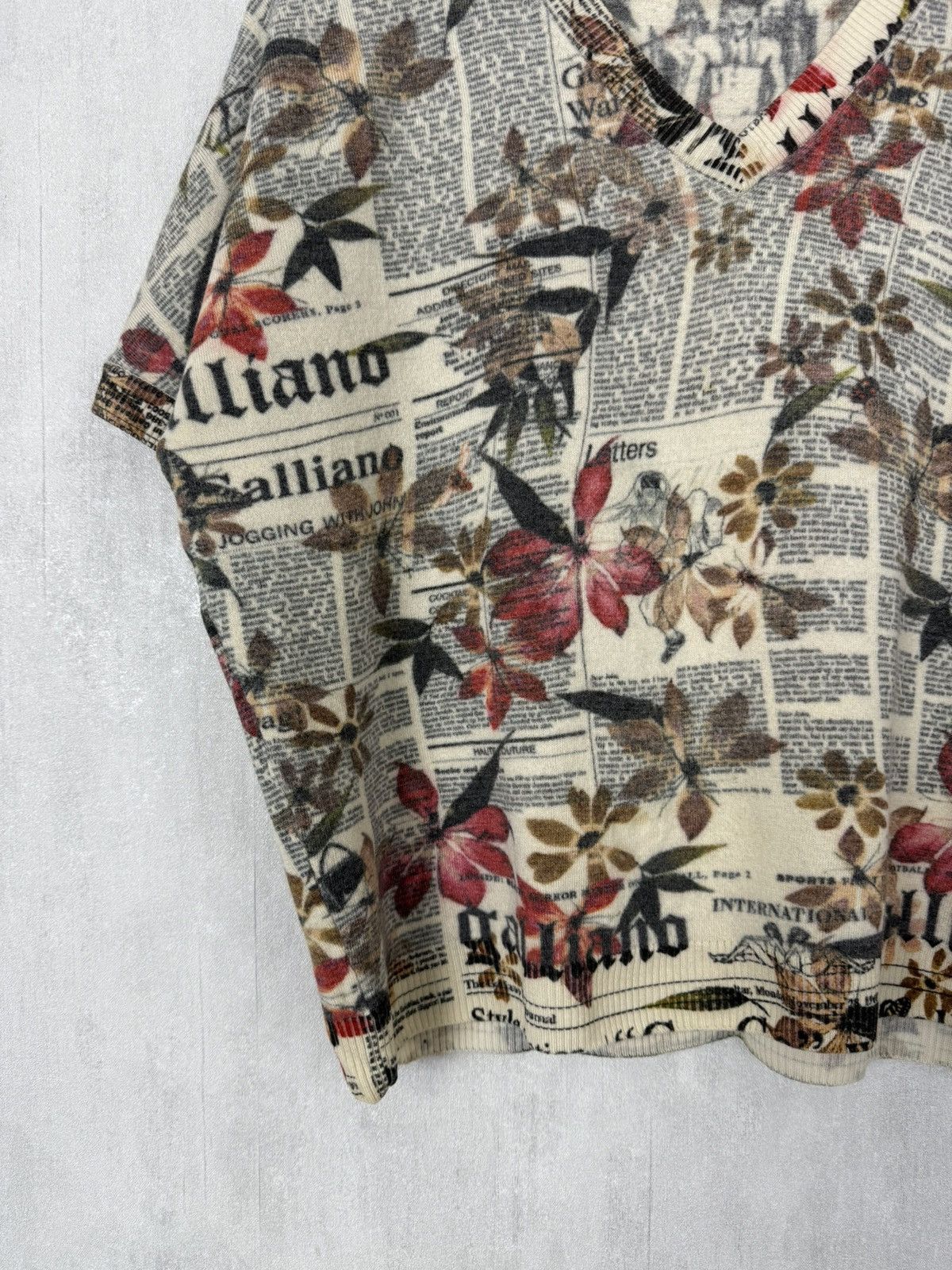 John Galliano John Galliano Newspaper Floral Print V-Neck Wool T-Shirt Size M / US 6-8 / IT 42-44 - 5 Thumbnail
