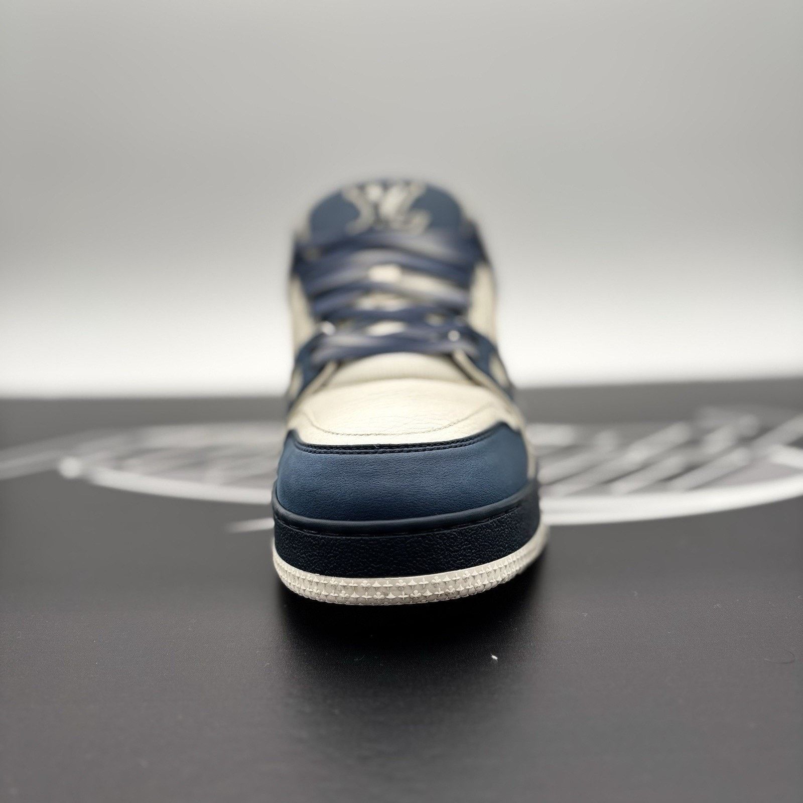 Louis Vuitton (7-7.5 US) Louis Vuitton Trainer ' White Navy '| GREAT COND! Size US 7.5 / EU 40-41 - 15 Thumbnail