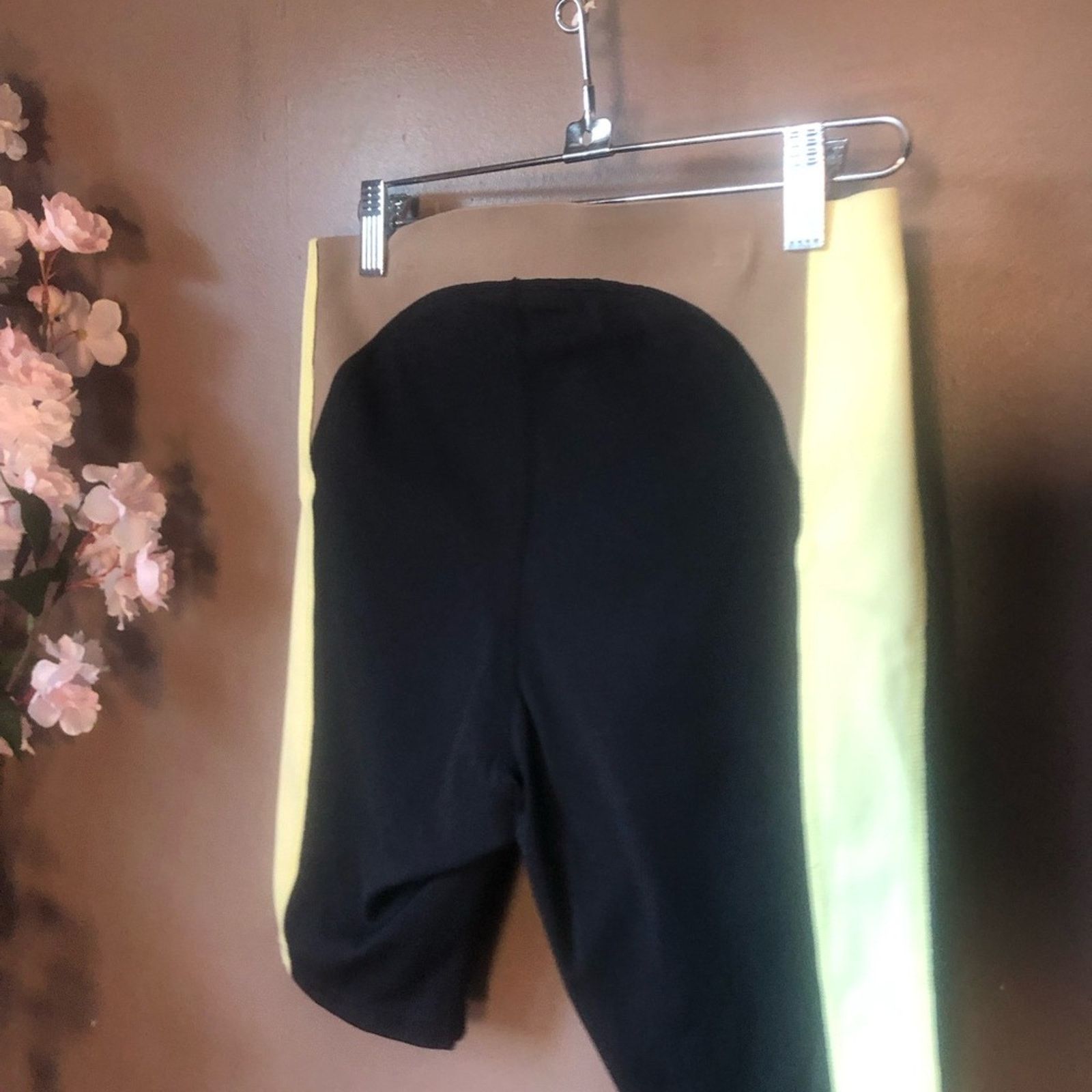Other Noli biker shorts. Smooth black and yellow. Size 27" / US 4 / IT 40 - 3 Thumbnail