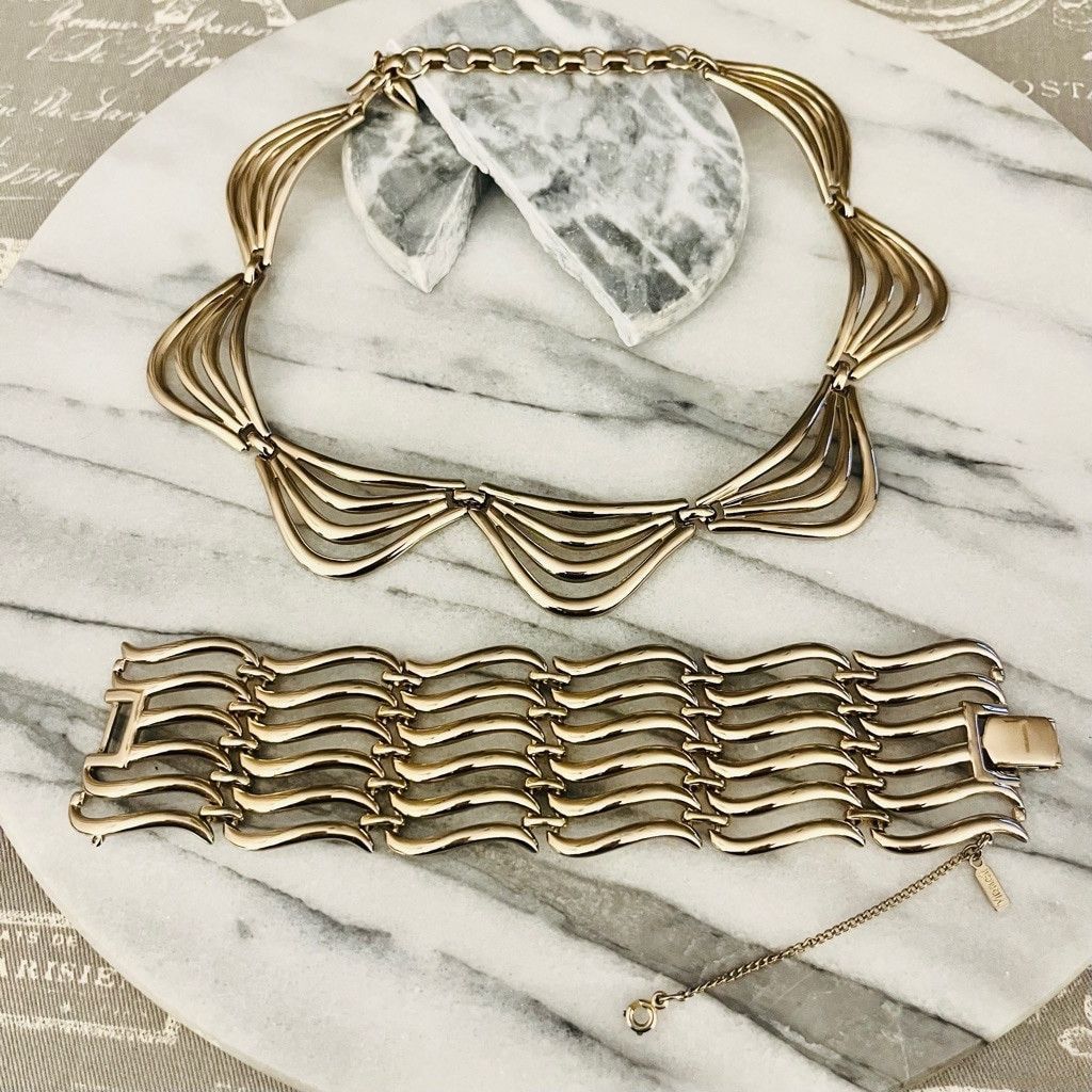 Monet Vintage Signed Monet Necklace and Bracelet Set Gold MCM Size ONE SIZE - 1 Thumbnail