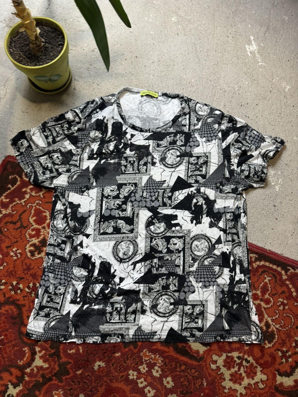 Designer × Versace Jeans Couture Y2K Versace Jeans Couture Barrocco Greece Print T Shirt Size US S / EU 44-46 / 1 - 1 Thumbnail