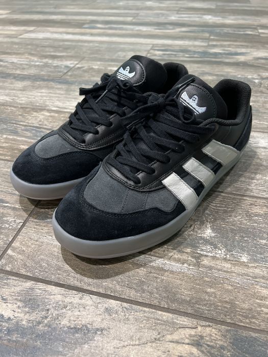 Adidas size 9 in on sale eu