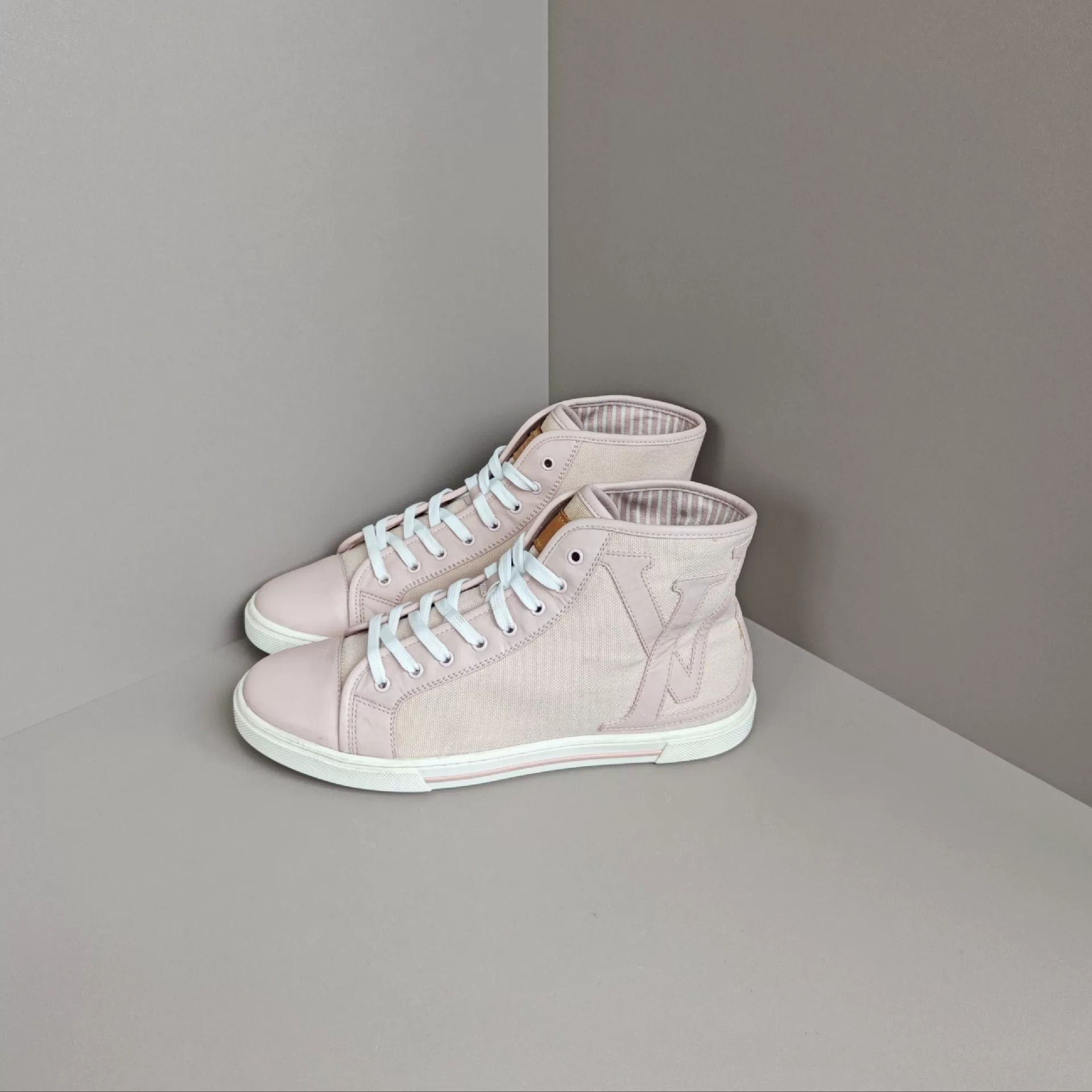 Louis Vuitton Louis Vuitton Hitop Sneakers us_6 Women Size US 6 / IT 36 - 1 Thumbnail