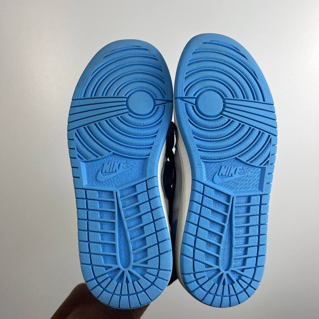 Nike Nike Air Jordan 1 Mid White University Blue Womens Size 37.5 Size US 6.5 / IT 36.5 - 10 Thumbnail