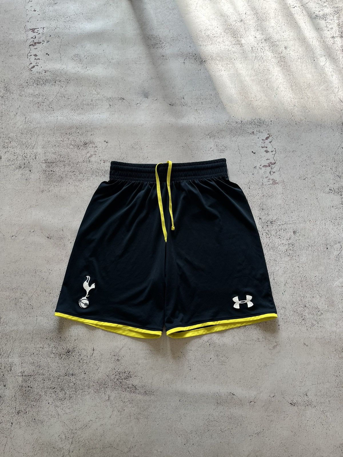Under Armour TOTTENHAM HOTSPUR 2014 2015 FOOTBALL SHORTS UNDER ARMOUR Size US 31 - 2 Thumbnail