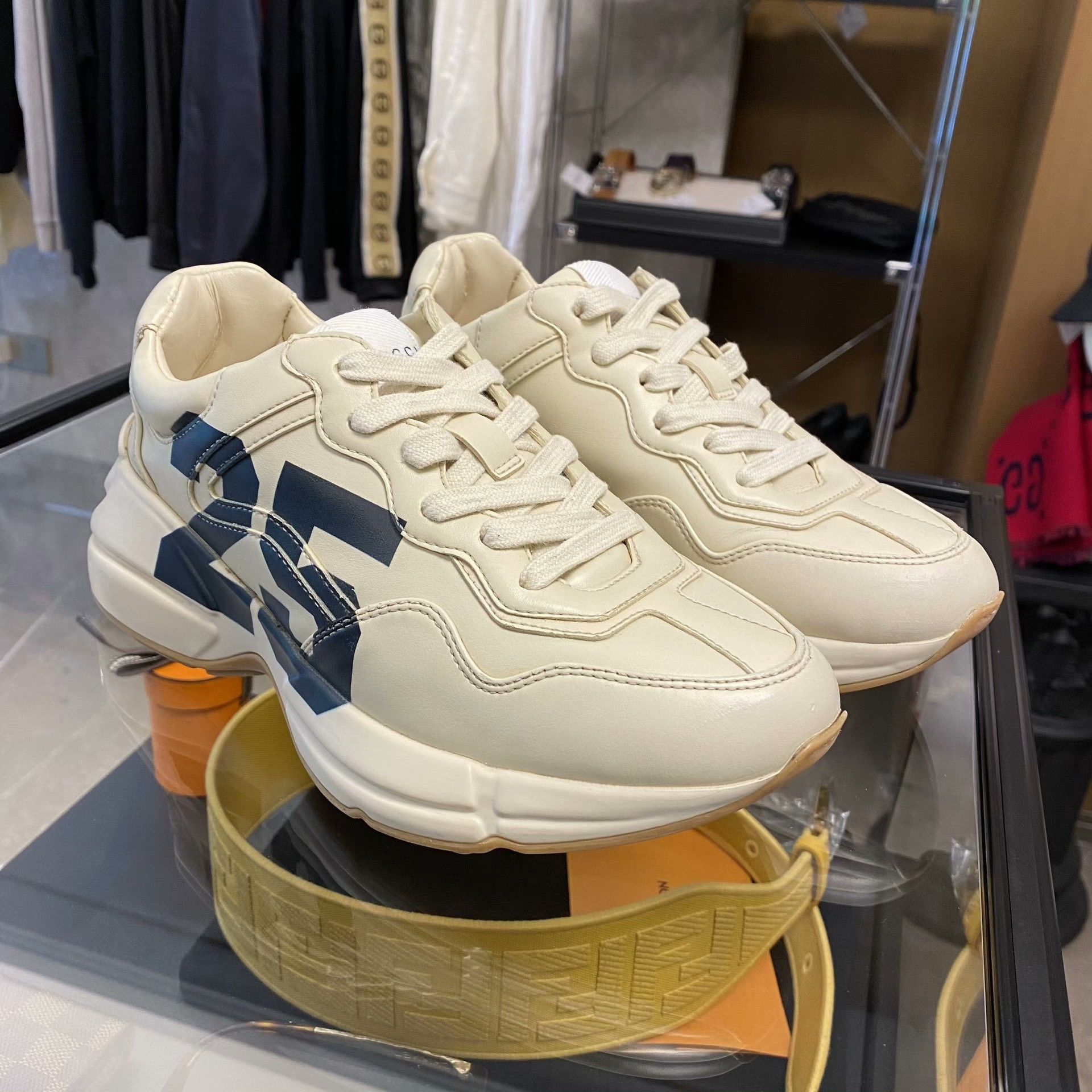 Gucci Gucci Lowtop Sneakers us_5 Women Size US 5 / IT 35 - 1 Thumbnail