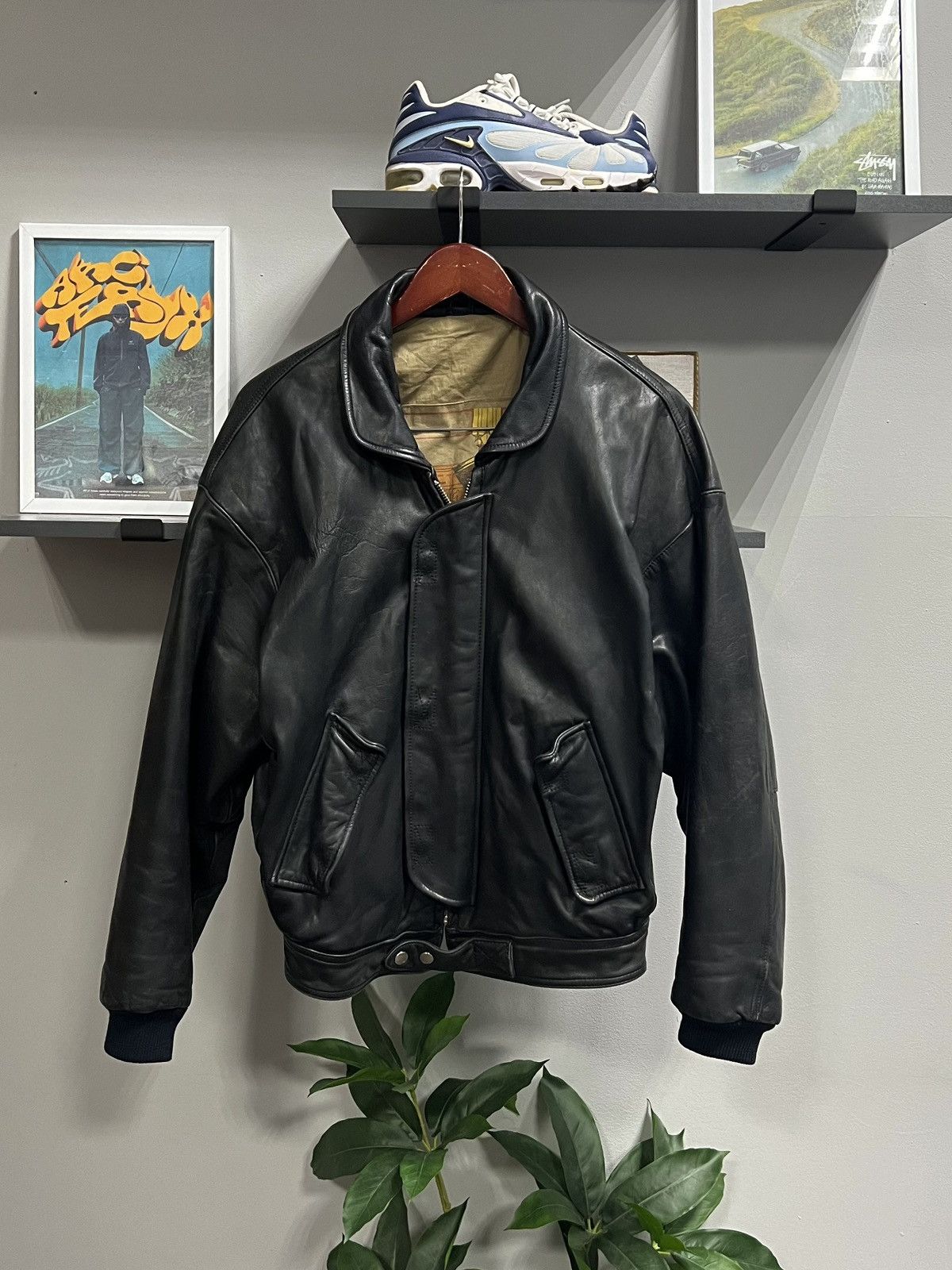 Vintage Vintage Y2K Avant Garde Black Leather Bomber Jacket Boxy Fit Size US L / EU 52-54 / 3 - 8 Thumbnail